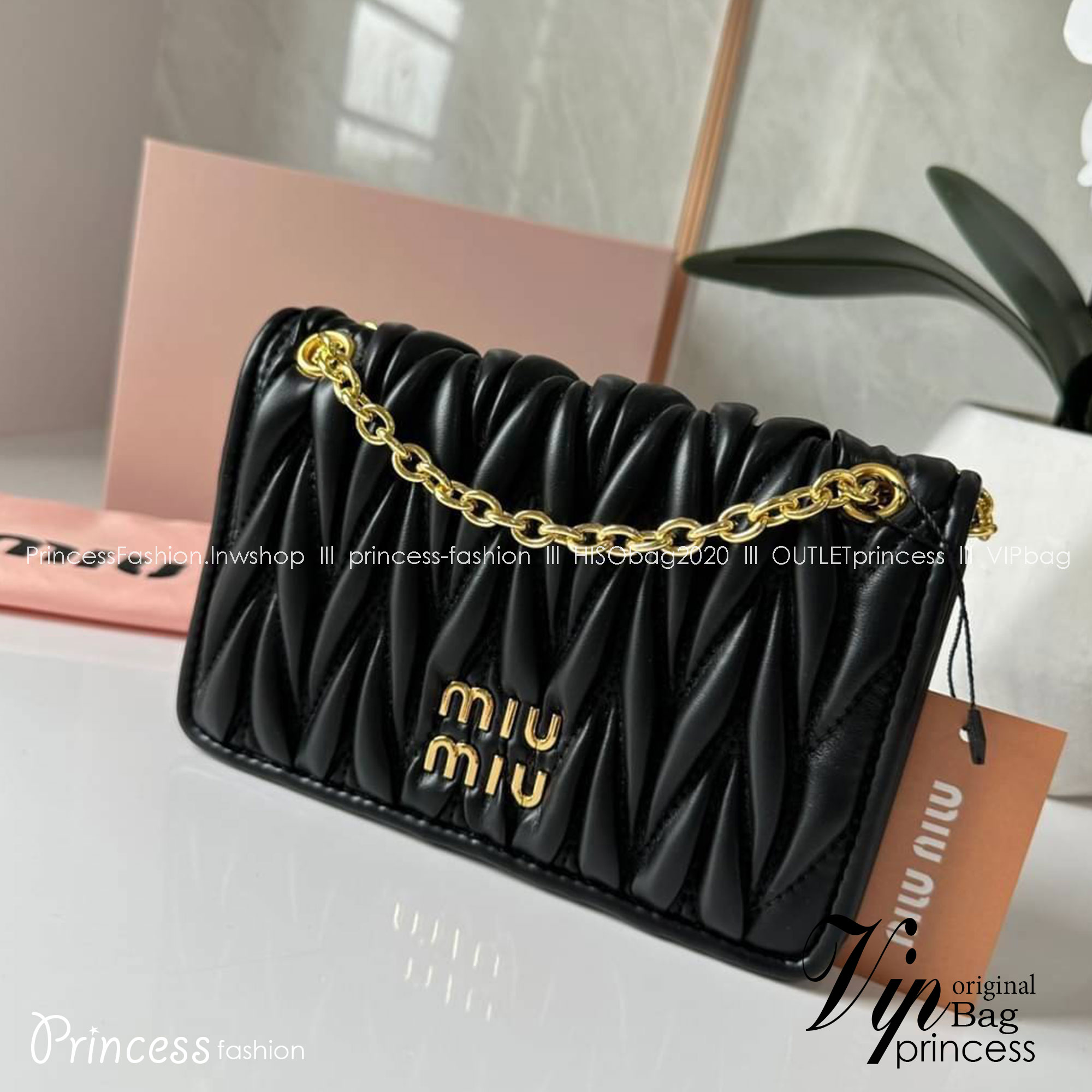 Miu Miu Matelassé Nappa Leather Mini Bag / Miu Miu Woman’S Bag Chain Mini bag กระเป๋ามินิรูปทรงสี่เหลี่ยมวัสดุหนังNappa มีความนุ่มมือและเงางาม