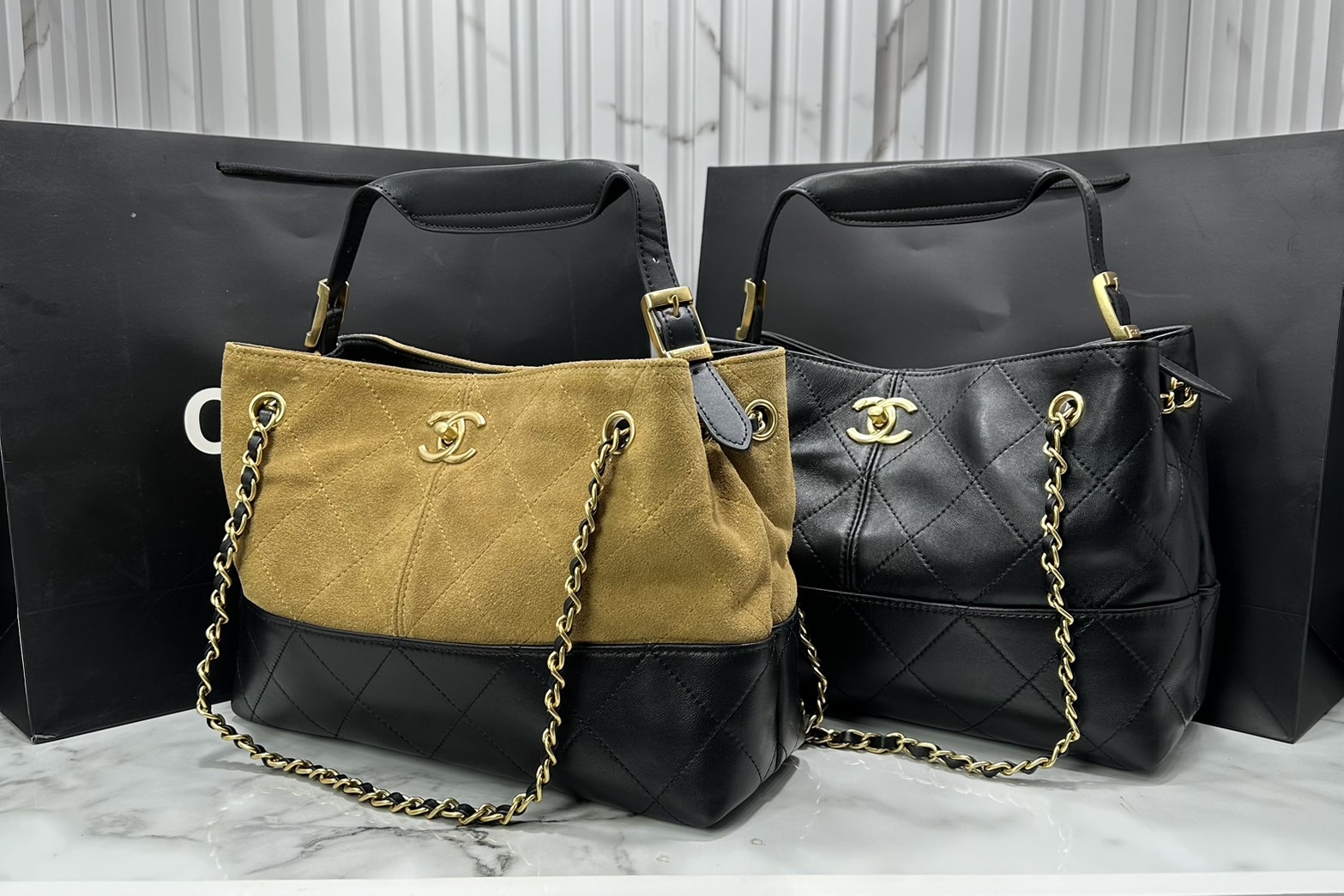 ORI หนังแท้ | CHANEL Shopping Bag 25A Suede Bag กระเป๋าช้อปปิ้งทรงโท้ท งานหนังเต็มใบสีดำสุดคลาสสิค ในคอล Métiers Dart 2024/25 ดีไซน์ใหม่หนังกำมะหยี่โทนน้ำตาล ใช้งานง่าย สวยหรูดูแพง