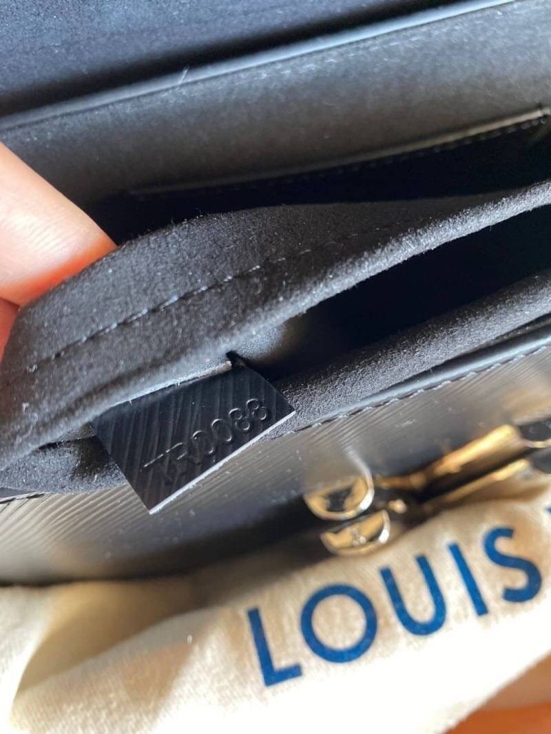 VIP 】หนังแท้ LOUIS VUITTON Epi Twist Shoulder Bag MM 4 สี พร้อมส่งที่ไทย