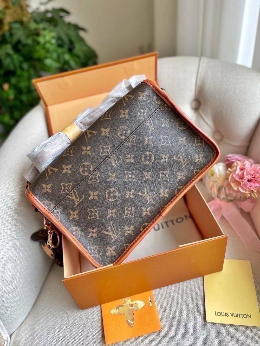 LV Monogram Sologne Crossbody Bag ที่สุดของรุ่นหายากที่จัดเต็มให้แบบฟูลเซ็ท กระเป๋าสะพาย พร้อมน้องหมีห้อย ดีไซน์น่ารักน่าใช้