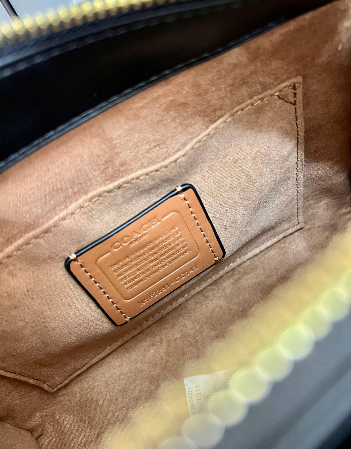 COACH GRACE CARRYALL BAG((cc141)) สวย หรู มาเลยจ้าา พร้อมส่ง! กระเป๋าหิ้ว//สะพายแบบครอสบอดี้ร์ หนังแท้ ทรงสวยหรู อัพลุคให้คุณผู้หญิงดูดีได้เลยทีเดียวค่ะ ด้านหน้าออกแบบเป็นช่องกระดุมแม่เหล็กพร้อมป้ายโละหะแบรนด์เด่นหรูค่ะ เปิด-ปิดกระเป๋าด้วยซิป ภายในใส่กระเ