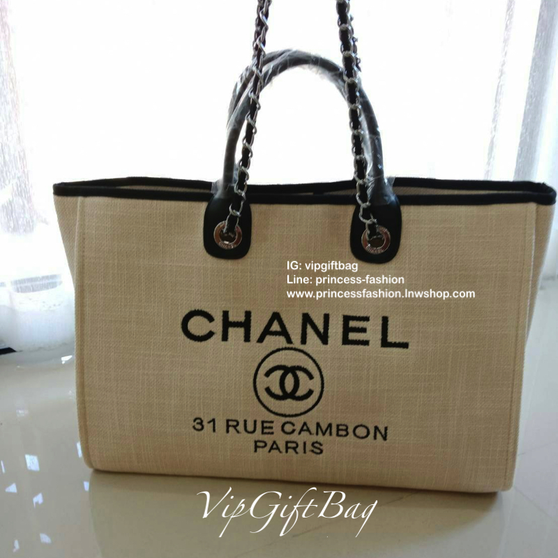 Chanel tote canvas bag จากงานพรีเมี่ยม VIP GIFT รุ่นดังเลยค้า Size ใหญ่อลัง บอกเลยว่า *งานดีที่สุด ตัวกระเป๋า กระเป๋าผ้าเป็นผ้า canvas เนื้อดีสมราคา สัมผัส นุ่มลื่นมือมากกกก อะไหล่เงินปั้มแบรนด์แท้ทั้งใบ ด้านหน้าปัก logo แบรนด์สุดหรู จุของได้เยอะมากก มีช่