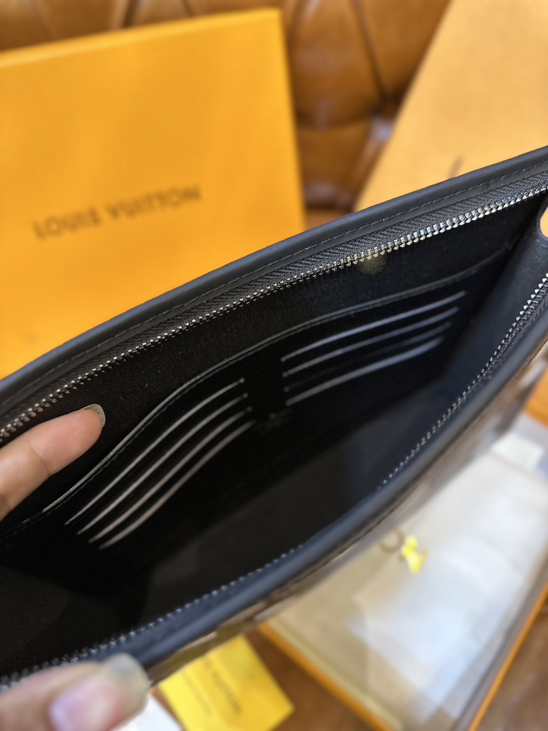 พร้อมส่ง 15 แบบ LV Pochette Voyage MM / LV Clutch กระเป๋าถือทรงคลัช ทรงพอช เกรดออริ สลับแท้ 1:1 ใช้ต่างประเทศได้ ใช้ได้ทั้งชายหญิง