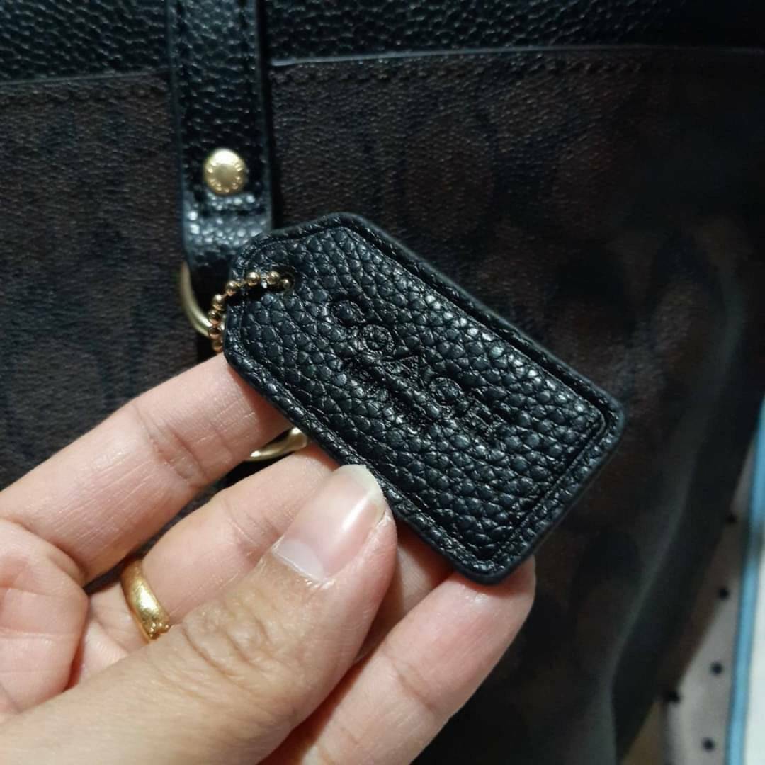 COACH 2319 MAY TOTE IN COLORBLOCK SIGNATURE CANVAS กระเป๋าโท้ท ดีไซน์ใหม่ล่าสุด!! 💕💕 เก๋ตรงปากกระเป๋า คล้ายกระเป๋าซ้อนในตัว สีตัดกับตัวกระเป๋าได้อย่างลงตัว ทรงสวย ใบใหญ่ใส่ของได้เยอะ เปิด-ปิดด้วยซิป รูดใช้งานง่าย ภายในโล่งกว้าง ด้านหลังมีช