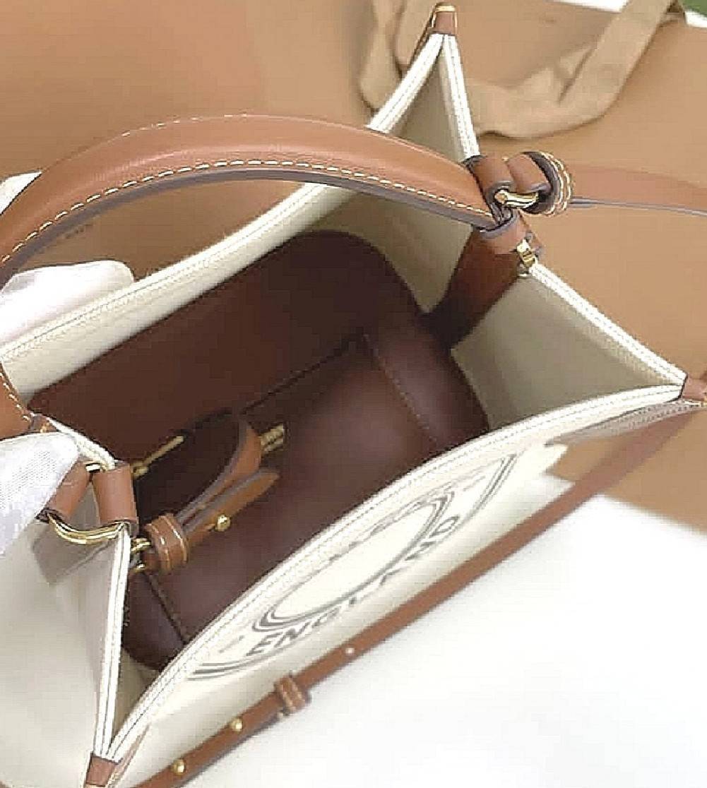 BURBERRY FRAGRANCES CROSSBODY BUCKET BAG วัสดุ Canvas & Leather สวยหรูอยู่ทรงมาพร้อมกระเป๋าคลัชใบเล็กสีน้ำตาลเข้าชุด ภายในโล่งกว้างและจุ สามารถใส่กล้อง มือถือ ของใช้ได้เยอะ มือจับ