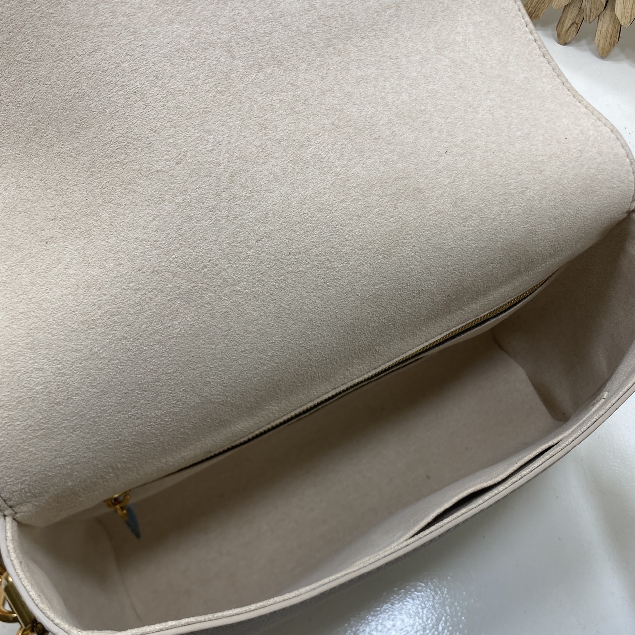 TOP ORI หนังแท้ | เกรดดีสุด LV Soft Twist Handbag กระเป๋าถือสุดไอคอนิก ถือเป็นกระเป๋าคู่ใจที่สมบูรณ์แบบสำหรับทุกวัน โดยผสมผสานแฟชั่นเข้ากับความสบาย