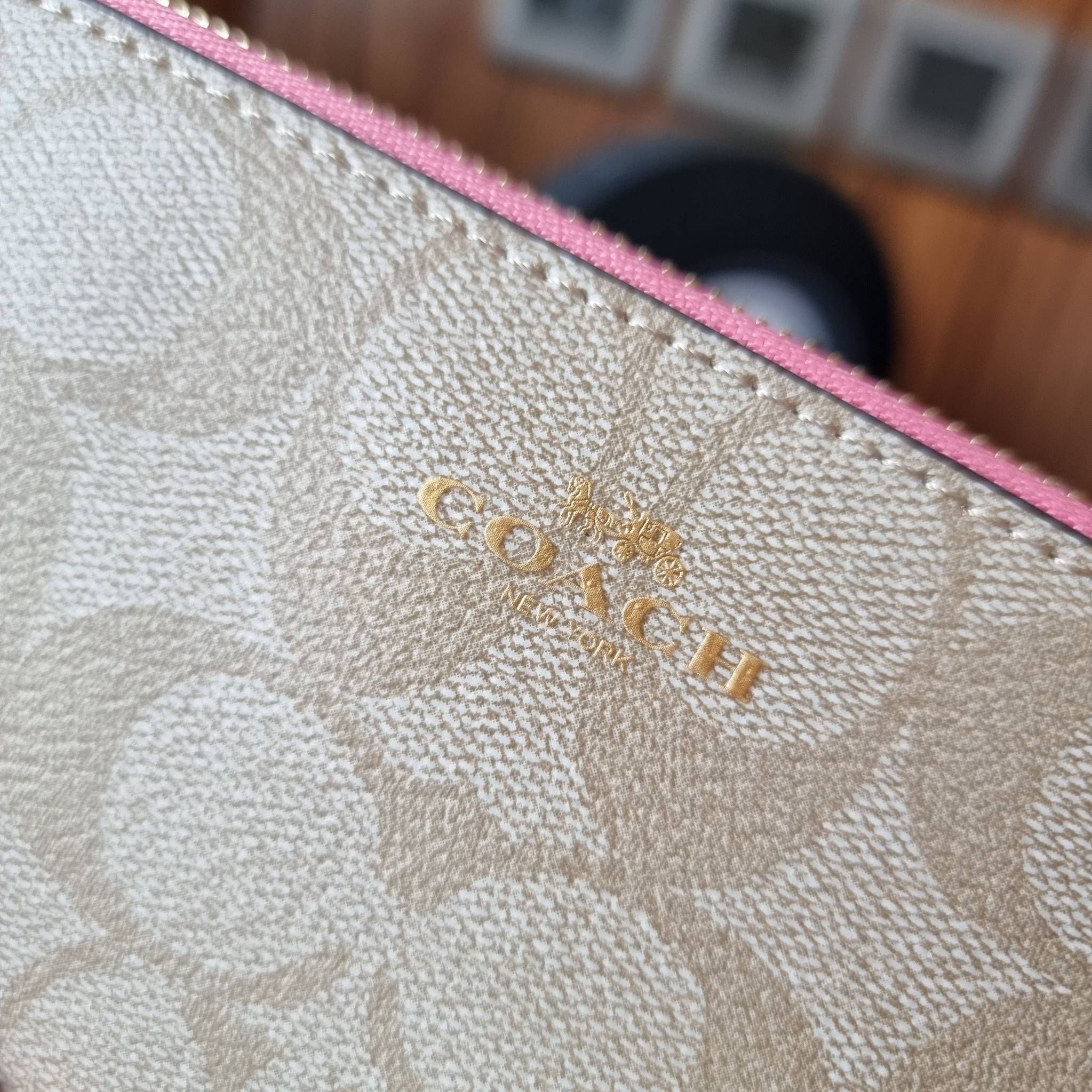 COACH F54057 DOUBLE ZIP WALLET IN SIGNATURE กระเป๋าคล้องมือ size L ใบนี้ใส่มือถือได้ทุกรุ่น ขนาดกำลังดี พกพาสะดวกมากๆ วัสดุหนังสังเคราะห์ ภายในเป็นผ้าสีสวยคม ใส่ธนบัตร ใส่บัตรได้เยอะ ใส่มือถือได้สบายๆทุกรุ่น ตอบโจทย์สาวๆที่ไม่ชอบพกเยอะวุ่นวายจ้า ใบนี้เอาอ