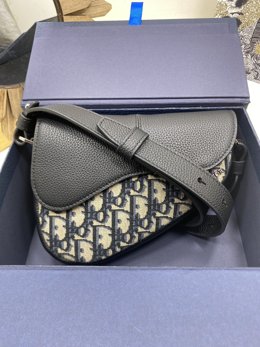 ORI หนังแท้ | DIOR Mini Saddle Bag กระเป๋าสะพาย คาดอก ผ้าแจ็กการ์ดลาย Oblique สีเบจและสีดำ นำเสนอมุมมองใหม่ให้กับดีไซน์ไอคอนิกด้วยรูปทรงที่ทันสมัย