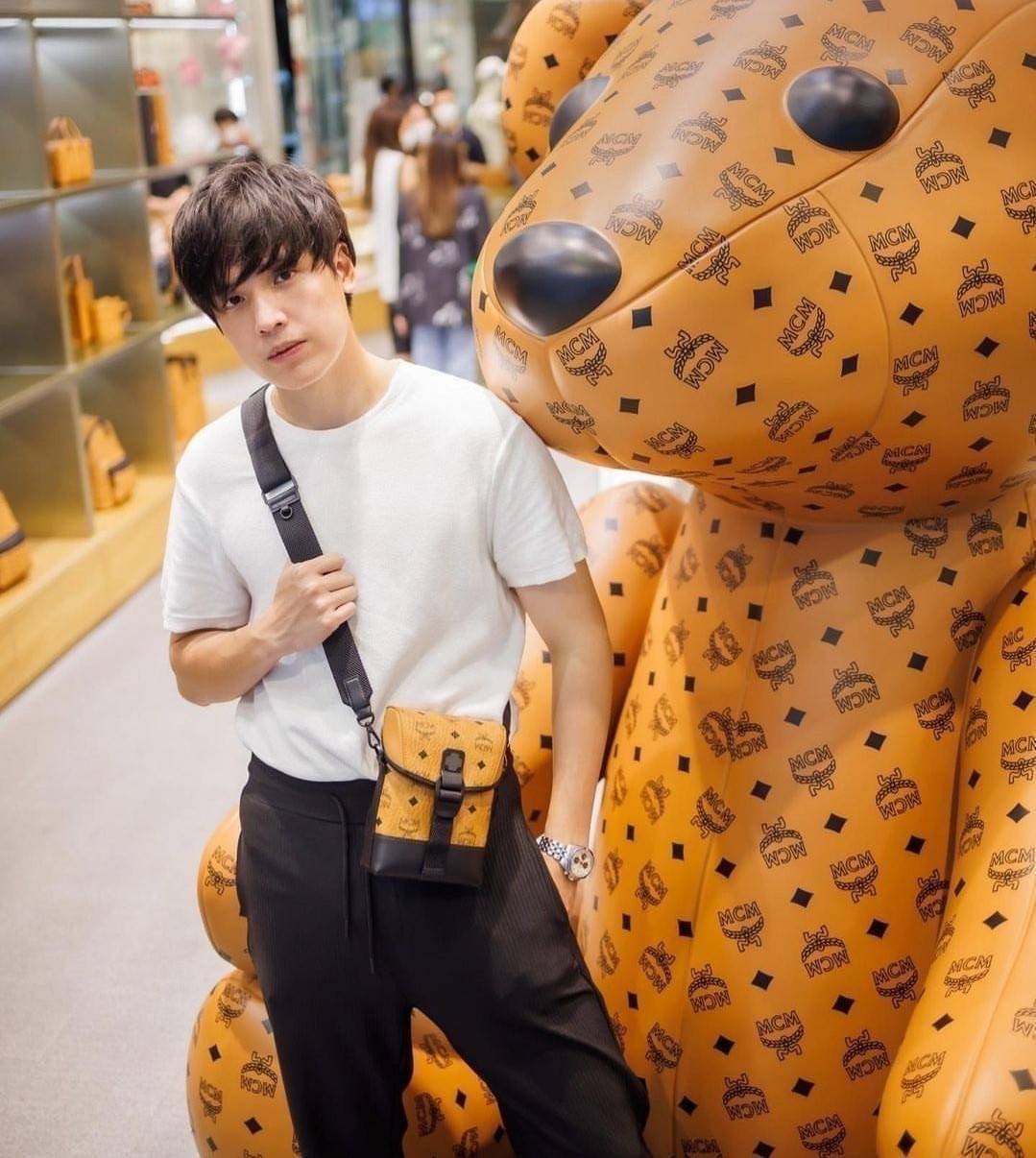 M.C.M Small Aren N/S Crossbody in Visetos Cognac คอลใหม่เอาใจหนุ่มๆ สั่งก่อนหล่อก่อนน้าา!! กับกระเป๋าสะพายข้างสุดชิค ที่ดูดีมีเสน่ห์มากๆ เห็นแล้วก็ต้องหลงแน่นอน