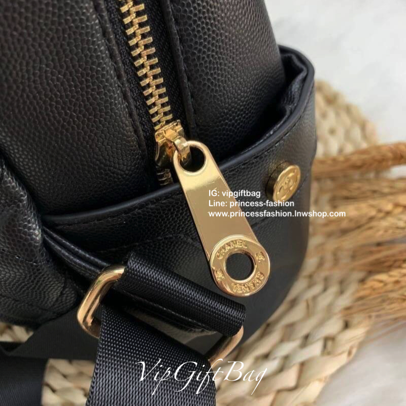 CHANEL CAVIAR BACKPACK (Premium gift bag) กระเป๋าสะพายหลัง วัสดุหนังคาเวียร์ ด้านหน้าปักโลโก้แบรนด์สวยงามมากๆค่ะ มีช่องซิปหน้าให้หนึ่งช่องพร้อมที่จับซิปเป็นอะไหล่แบรนด์ทอง หรูไปอีกนะคะ!! เปิดปิดช่องหลักแบบซิปหัวซิปปั้มแบรนด์ค่ะ ภายในกระเป๋าโล่งกว้าง ใส่ขอ
