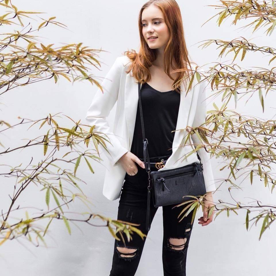 กระเป๋า KEEP Milan shoulder &clutch bag ตัวกระเป๋าผลิตจากหนังแกะเทียม ลายหนังชัดเจน สวย อะไหล่สีดำเข้ากับกระเป๋าสุดๆคะ จุดเด่นคือ สามารถใช้งานได้แบบ 2 in 1 เลยคะ ถือคล้องข้อมือเป็น คลัช หรือ สะพายข้างลำตัวได้ แถมภายใน มีช่องแบ่งเก็บของถึง 3 ช่องใหญ่ และ ช