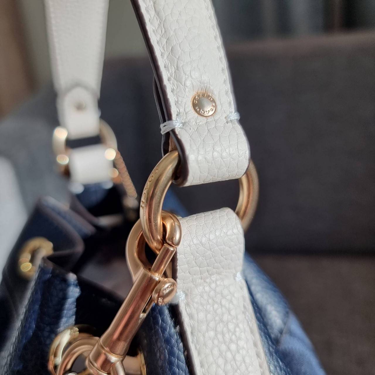 OUTLET 】COACH DEMPSEY DRAWSTRING BUCKET BAG IN SIGNATURE JACQUARD WITH STRIPE AND COACH PATCH C4101 C4102 พี่สาวใบใหญ่สุดสวยมาแล้วจ้า!! กระเป๋าทรงถังไซส์ใหญ่ ที่สาวๆรอคอย ใช้งานง่ายด้วยการรูดหนังปิดรอบปากกระเป๋า ทุกอย่างลงตัวที่สุด!! โดดเด่นด้วยลวดลายสีสั