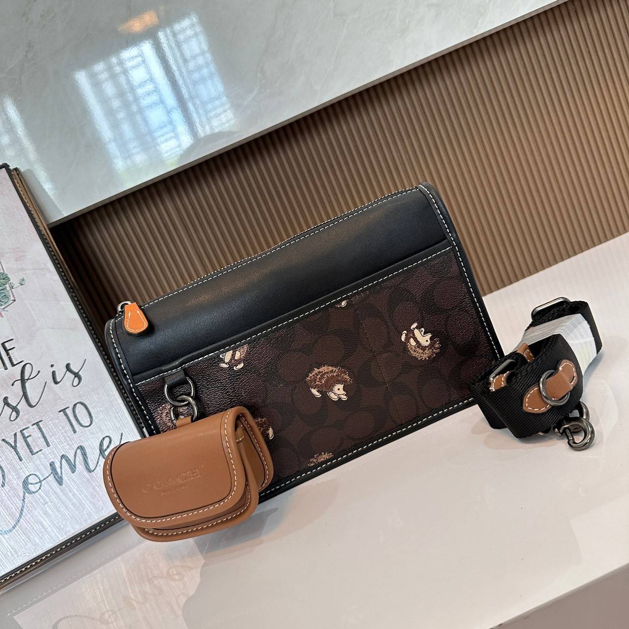 Coach Heritage Convertible Crossbody In Signature Canvas With Creature Print( cc131) กระเป๋าไฮบริดแบบถอดได้รุ่นใหม่ หล่อเท่ส์ สะพายสามารถสะพายทำงานดูดีสุดๆคะ มาพร้อมกระเป๋าใบเล็กห้อยสุดเก๋ วัสดุแคนวาสตัดขอบหนังแท้ เปิด ปิดด้วยซิป ซับในผ้า ด้านนอกกระเป๋าเป