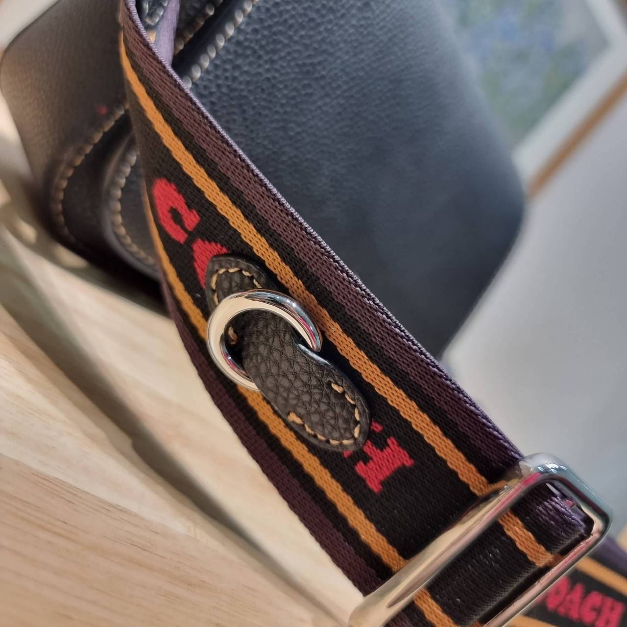 OACH LOGAN MESSENGER IN SIGNATURE CH483 CH252 กระเป๋าสะพาย รุ่นใหม่ สไตล์สปอร์ต ดีไซน์สวย ขนาดกำลังดีคล่องตัว สายสะพายเส้นใหญ่ทนทาน