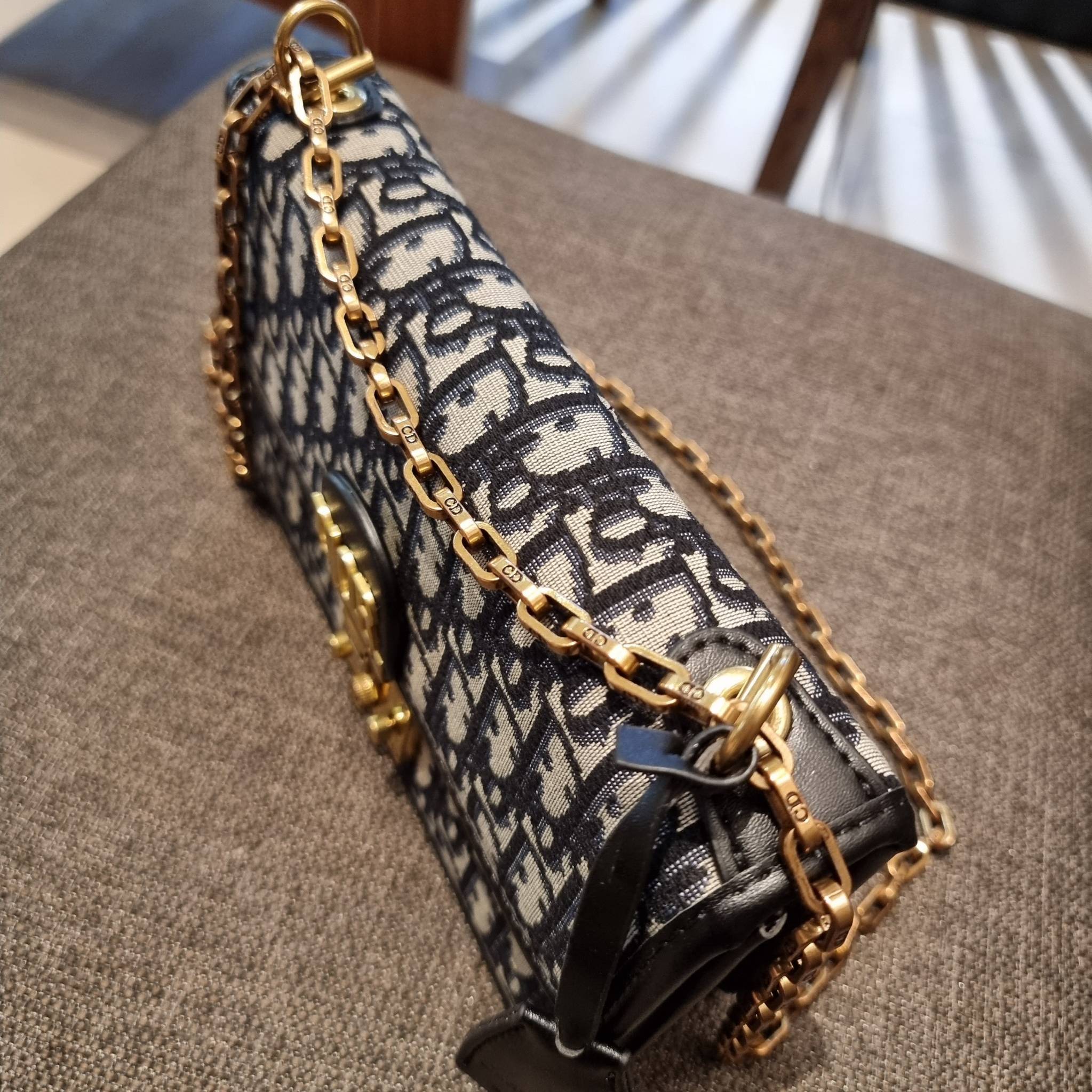 DIOR CD ADDICT FLAP BAG กระเป๋าสะพายดีไซน์คลาสสิค สวยผู้ดี โดดเด่นด้วยโลโก้และอะไหล่ตัวล็อคสีทอง เพิ่มดีเทลความหรูขึ้นไปอีก วัสดุผ้าแคนวาสทอลวดลายเอกลักษณ์ ภายในเป็นช่องโล่ง มีช่องซิป สายสะพายโซ่ในตัว ปรับใช้ได้ 2 แบบ สะพายข้าง หรือสะพายโซ่คู่ที่ไหล่ก็สะด