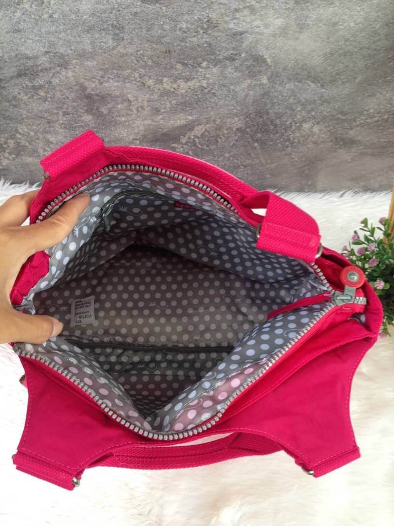 Kipling รุ่น Cicele กระเป๋าสะพายไหล่ใบใหญ่ สวยน่ารัก ตัวกระเป๋าด้านในเป็นช่องโล่งแบบปิดเปิดด้วยซิป มีช่องซิปด้านใน ด้านข้างกระเป๋า มี 2 ช่อง ปิดเปิด ด้วยเทป พร้อมที่ใส่โทรศัพท์ ปากกา และ MP 3 ในส่วนด้านใน และ ด้านข้างกระเป๋า ซ้าย-ขวา เป็นช่องขนาดเล็กสำหรั