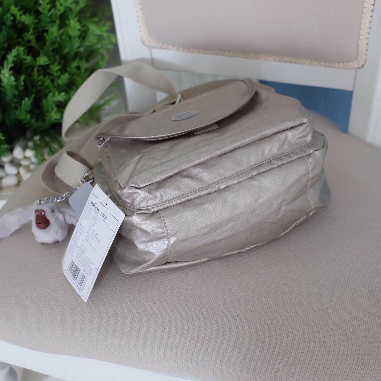 Kipling mini crossbody bag กระเป๋าสะพายขนาดกำลังน่ารัก น้ำหนักเบา มากับสีใหม่ wrike golden ค่ะ ด้านหน้ามี 1 ช่อง ช่องหลักเปิดปิดด้วยซิป ภายในกว้างจุได้เยอะ ใส่กระเป๋าสตางค์ยาวได้ มีช่องเล็ก และช่องซิป ด้านหน้ามีอีก 1 ช่อง มาพร้อมพวงกุญแจลิง และสายสะพายยาว