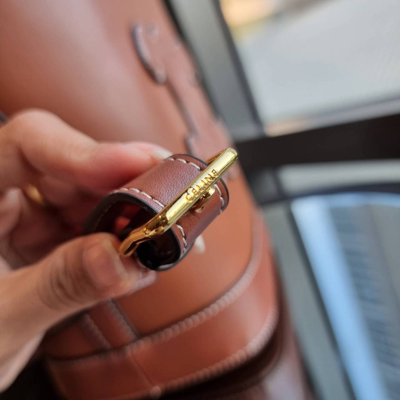 VIP 】CELINE BUCKET BAG CUIR TRIOMPHE คอลเลคชั่นใหม่ ฮิตข้ามปี กับกระเป๋าสะพายทรงถัง ใช้งานง่ายที่สุด สายสะพายในตัว ปรับใช้ได้เลย วัสดุหนังวัว เรียบหรู ผู้ดีไปอีก โดดเด่นด้วยโลโก้เอกลักษณ์ มีกระดุมปิดที่ปากกระเป๋า ภายในโล่งกว้าง ใส่ของแบบจุๆไปเลย เป็นรุ่นท