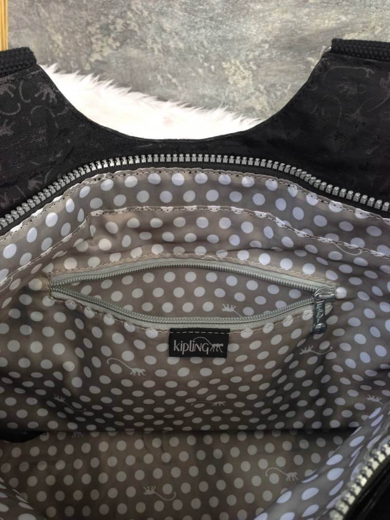 Kipling รุ่น Cicele กระเป๋าสะพายไหล่ใบใหญ่ สวยน่ารัก ตัวกระเป๋าด้านในเป็นช่องโล่งแบบปิดเปิดด้วยซิป มีช่องซิปด้านใน ด้านข้างกระเป๋า มี 2 ช่อง ปิดเปิด ด้วยเทป พร้อมที่ใส่โทรศัพท์ ปากกา และ MP 3 ในส่วนด้านใน และ ด้านข้างกระเป๋า ซ้าย-ขวา เป็นช่องขนาดเล็กสำหรั