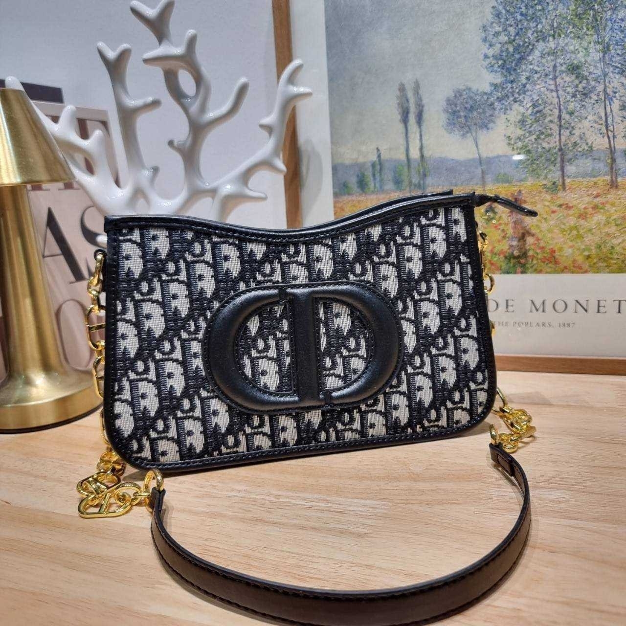 CD SIGNATURE HOBO MINI BAG กระเป๋าสะพายซิกเนเจอร์ โดดเด่นด้วยโลโก้เอกลักษณ์