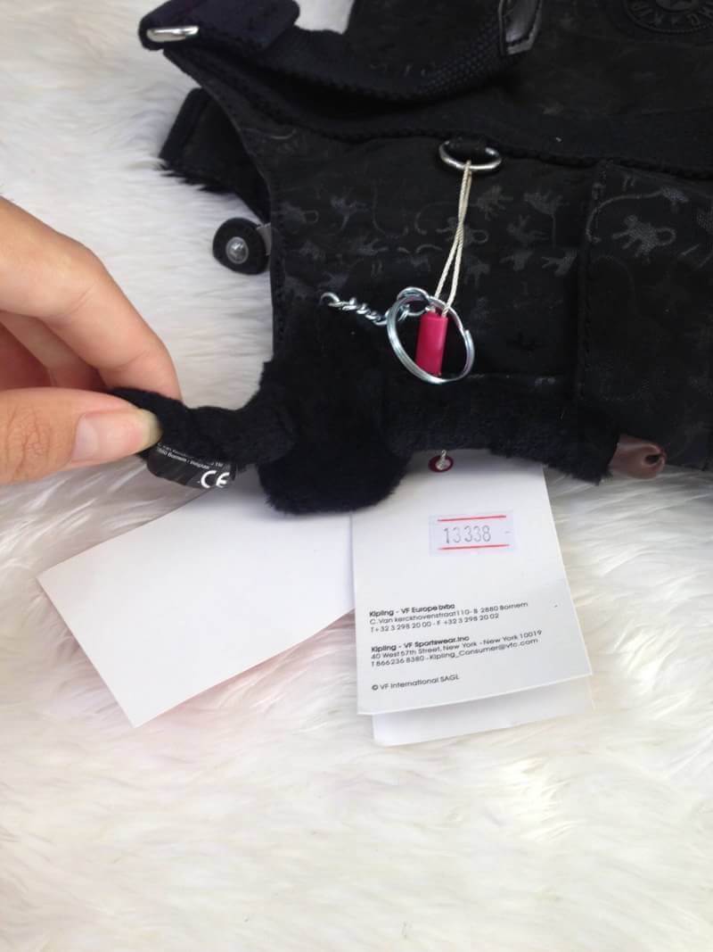 Kipling รุ่น Cicele กระเป๋าสะพายไหล่ใบใหญ่ สวยน่ารัก ตัวกระเป๋าด้านในเป็นช่องโล่งแบบปิดเปิดด้วยซิป มีช่องซิปด้านใน ด้านข้างกระเป๋า มี 2 ช่อง ปิดเปิด ด้วยเทป พร้อมที่ใส่โทรศัพท์ ปากกา และ MP 3 ในส่วนด้านใน และ ด้านข้างกระเป๋า ซ้าย-ขวา เป็นช่องขนาดเล็กสำหรั