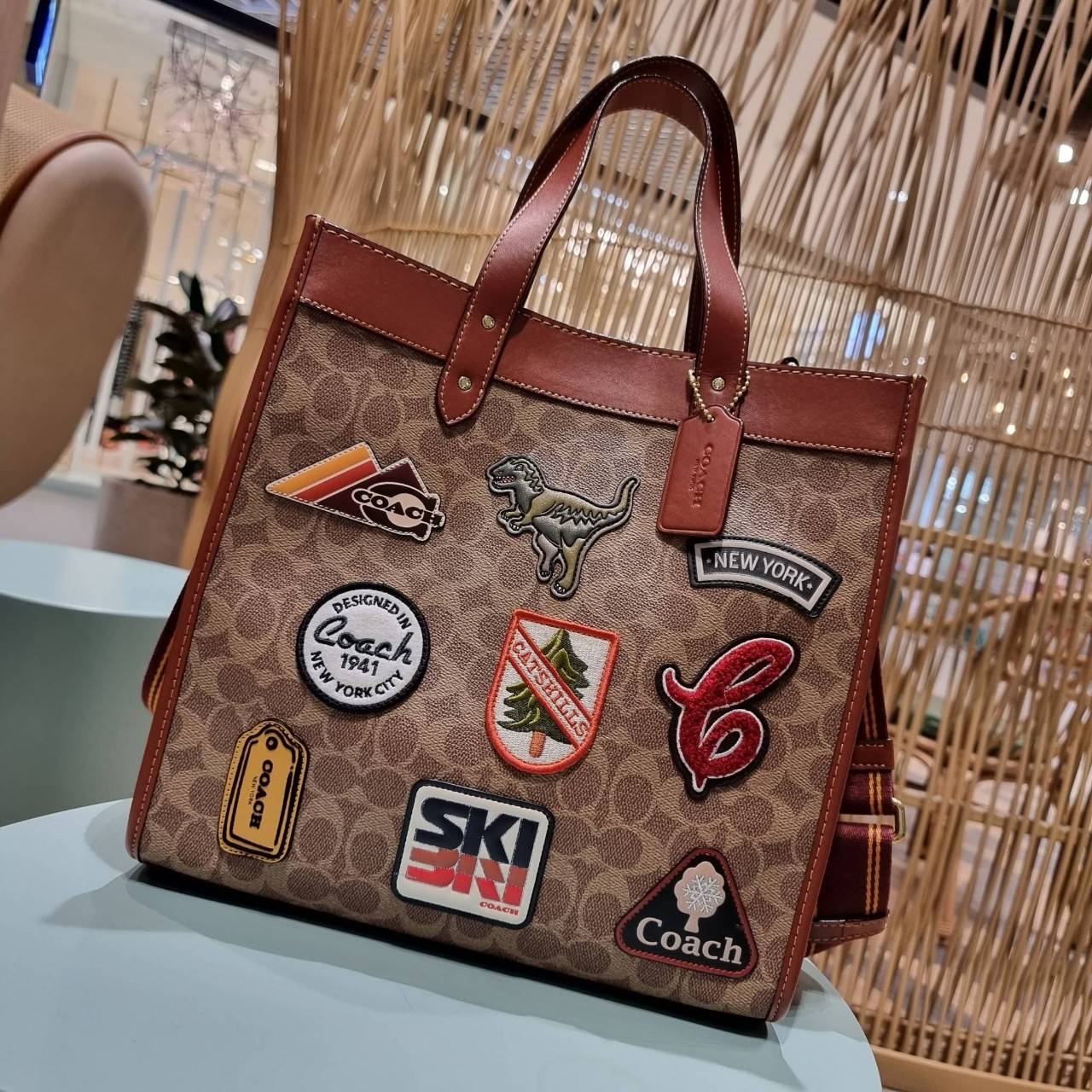 COACH C6846 FIELD TOTE IN SIGNATURE CANVAS WITH PATCHES คอลเลคชั่นใหม่สุดปัง!! สกีเรทโทร ดีไซน์วินเทจ ต้อนรับฮอลิเดย์นี้กันแบบที่สุด กระเป๋าทรงโท้ท ไซส์ใหญ่จุคุ้ม ฟังก์ชั่นการใช้งานสะดวกที่สุด มีทั้งสายคล้องแขนในตัว และสายครอสบอดี้ โดดเด่นด้วยแพทช์ลวดลายค