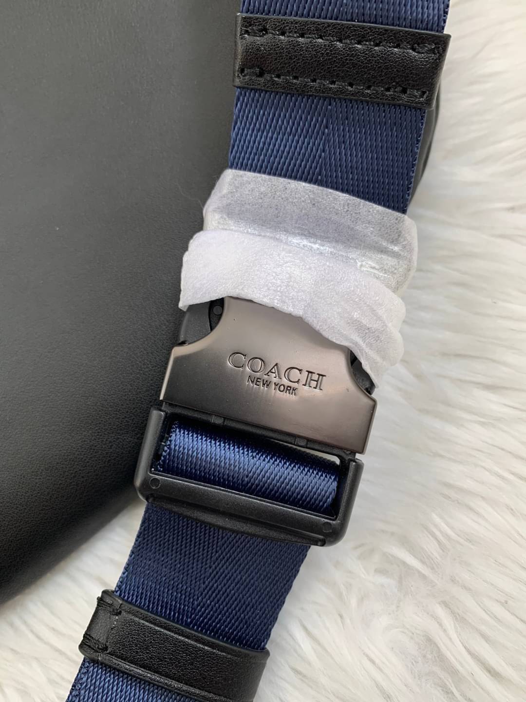 รุ่นที่หนุ่มๆต้องมีติดตัวค่ะ Coach Belt Bag ใบใหญ่คะ! ((79037)) กระเป๋าคาดอกด้านหน้า//คาดไปทางด้านหลัง//หรือคาดเอวได้ ตามแต่ความถนัดได้เลยนะคะ หนังแท้ นิ่มสวย มีช่องซิปหลักให้2ช่องใส่ของสำคัญได้ครบเลยนะคะ ใบใหญ่ใส่จุค่ะ! สายคาดเลื่อนปรับแบบฟรีไซด์ค่ะ 