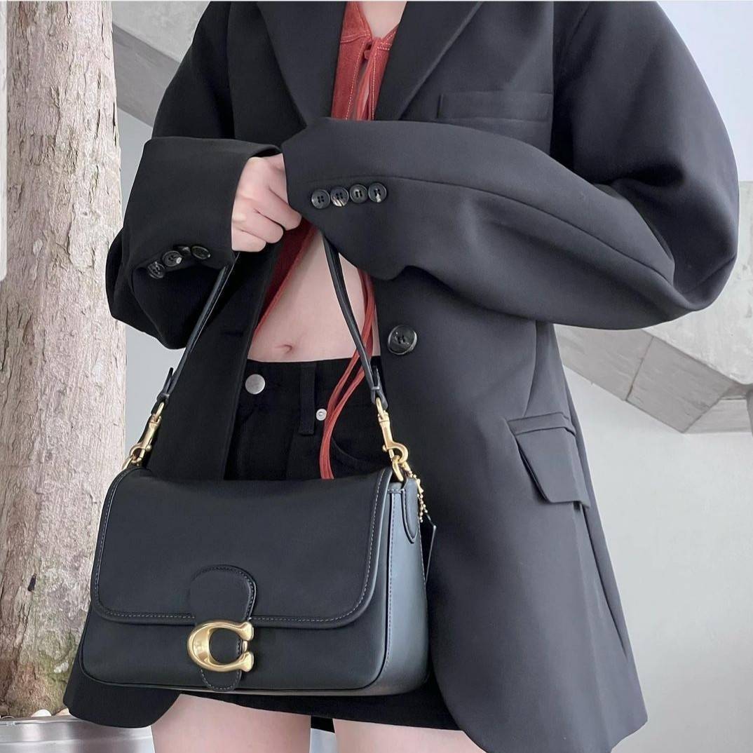 COACH SOFT TABBY SHOULDER BAG (C4823//C5261) กระเป๋าถือ กระเป๋าสะพาย ที่ใครๆก็เข้าถึงได้ หรูหรา คลาสสิค ลุคเรียบร้อย แต่ความสวยไม่น้อย! ดาเมจความลุคผู้ดีรุนแรงมาก!!เกินต้าน!!// วัสดุหนังแท้ทั้งใบ หนังเรียบ หนังนิ่มมากๆ อยู่ทรงสวยมากๆด้วย// ด้านในโล่งกว้าง