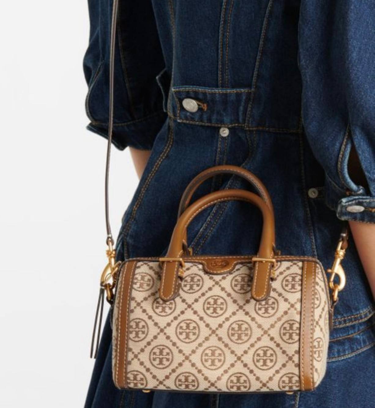 small: Tory burch T Monograme Jacquaed Mini Duffle Bag เป็นทรงกระเป๋าที่มีความฮอตฮิตตลอดกาล ด้วยรูปทรงคลาสสิคและเหมาะใช้งานเข้ากับทุกสถานการณ์ ไม่ว่าจะเป็นกระเป๋าสะพายไหล่ เพิ่มความคล่องตัวและเข้าได้กับทุกลุค ไม่ว่าจะเป็นวันสบายๆ หรือวันที่ต้องออกไปทำกิจก