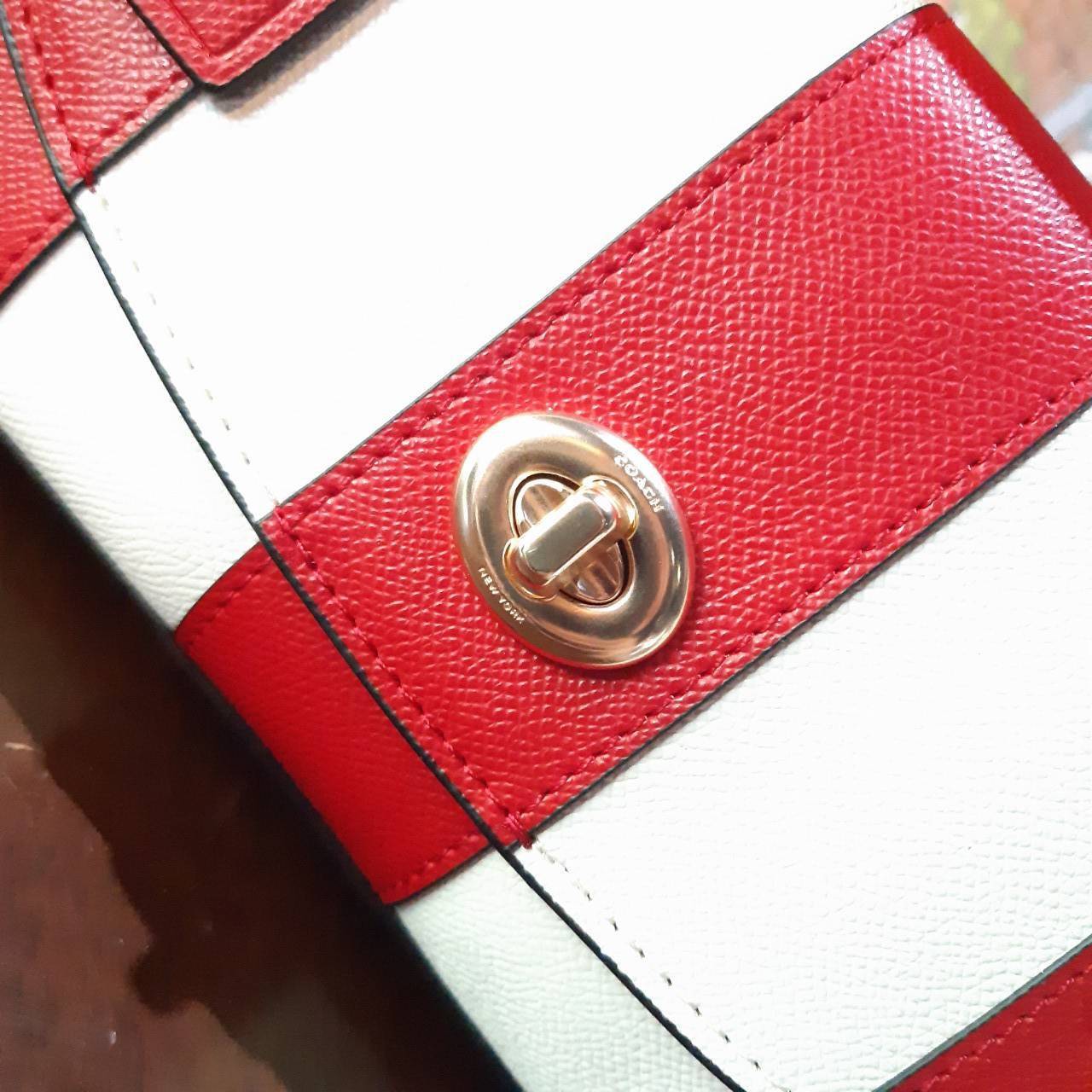 COACH TILLY SATCHEL 23 IN SIGNATURE CANVAS ((C1802//C1439/C1435)) กระเป๋า crossbody สวยหรู ขนาดใหม่ พร้อมสีมาใหม่!! ดีไซน์ย้อนยุค วัสดุหนังแคนวาสเคลือบลายสลับหนังแท้ มาพร้อมหูจับในตัว และสาย crossbody ปรับได้ตามตัว เปิด-ปิดด้วยตัวบิดล็อค ภายในโล่ง บุกำมะห