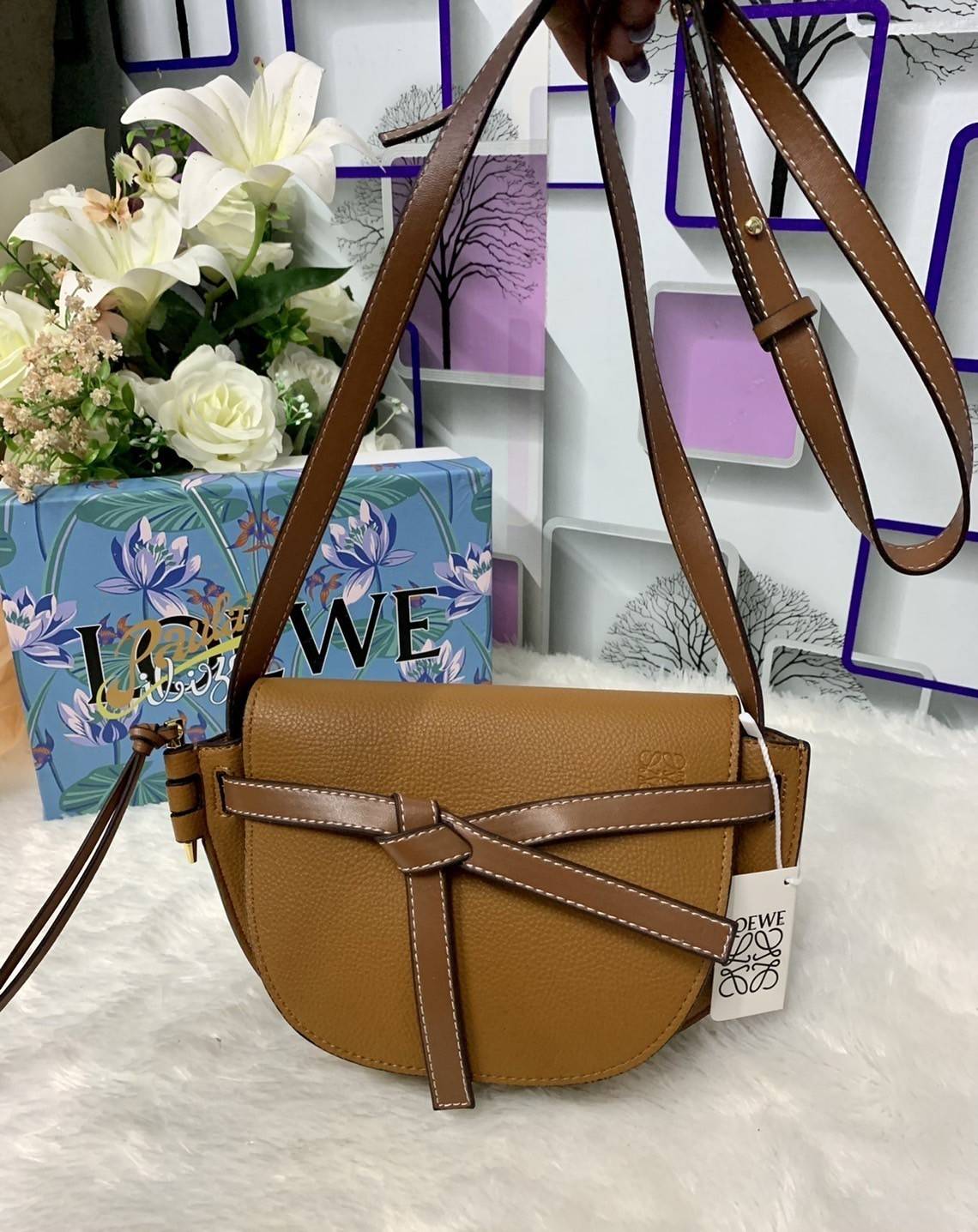 LOEWE Small Leather Gate Crossbody Bag VIP GIFT WITH PURCHASE (GWP) กระเป๋าถือหรือสะพาย Limited จาก LOEWE DUTYFREE COUNTER วัสดุ Canvas & Leather Calfskin หนังแท้ รูปทรงทันสมัย น้ำหนักเบามากค่ะ มาพร้อมสายสะพายยาวสามารถปรับระดับได้ เป็นอีกหนึ่งรุ่นฮิตกันมา