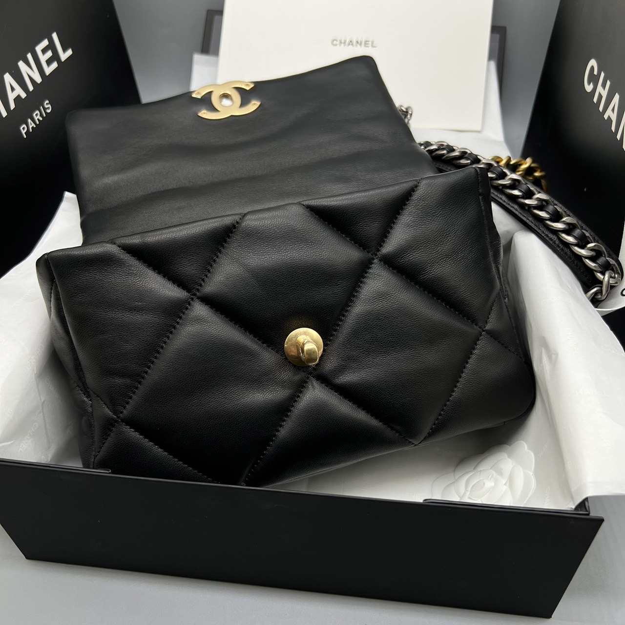CHANEL 19 HANDBAG กระเป๋าสะพายดีไซส์คลาสสิคหนังแท้นิ่มเงาสวย เกรดออริ ท็อป สลับแท้ 1:1 เกรดดีสุด ผ่านทุก ตม ใช้งานต่างประเทศได้