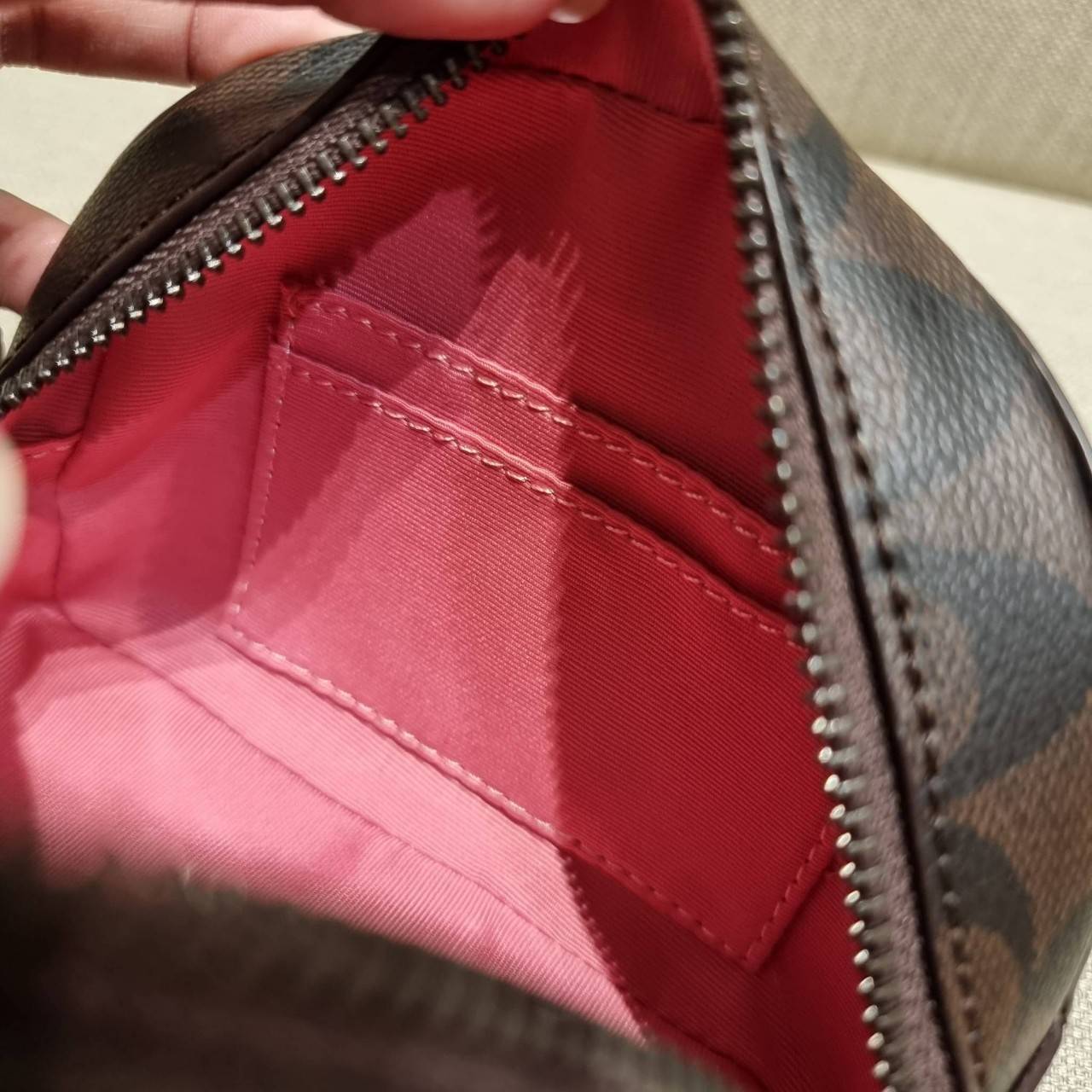 COACH 2628 MINI SERENA CROSSBODY IN SIGNATURE CANVAS ใหม่ที่สุด!! พร้อมส่งทุกสีเด็ด!! ย่อส่วนกระเป๋าสะพายคอลเลคชั่นยอดฮิต มินิเซเรนา ที่รับรองว่าน้องน่ารักม้ากกก!! ขนาดเล็กกุ๊งกิ๊ง แต่ดีเทลยิ่งใหญ่ วัสดุหนังแคนวาสเคลือบลาย เปิด-ปิดด้วยซิป สะดวกใช้ ภายในเป