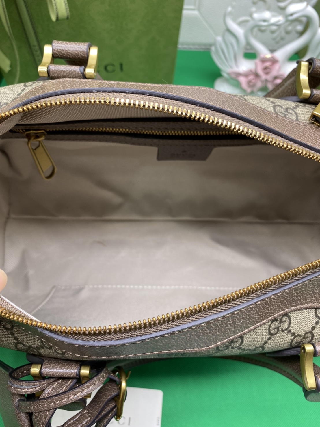 หนังแท้ Gucci keepall Ophidia GG medium carry-on duffle กระเป๋าใบใหญ่จุใจ ใส่สัมภาระขึ้นเครื่องเดินทางได้ ใส่เสื้อผ้า รองเท้า เอกสาร A4 iPad Notebookได้ หูจับแข็งแรง สายสะพายยาวถอดออกได้ สะพายไหล่หรือ Crossbody ก็ดูดี ใช้ได้ทั้งชายหญิง ภาพถ่ายสินค้าจริง ไ