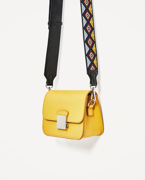 Don't Miss! Best Seller! ZARA CROSSBODY WITH 2STRAPS กระเป๋าถือหรือสะพายทรงคลัชรุ่นยอดนิยมวัสดุหนัง Saffiano อยู่ทรงสวยหรูสไตล์ PRADA แข็งแรงทนทาน ดีไซน์เก๋ไม่ซ้ำใคร เปิดปิดด้วยตัวล๊อคเอกลักษณ์ของ ZARA ภายในมีโลโก้ สามารถใส่มือถือ iphone7+ ได้ โดดเด่