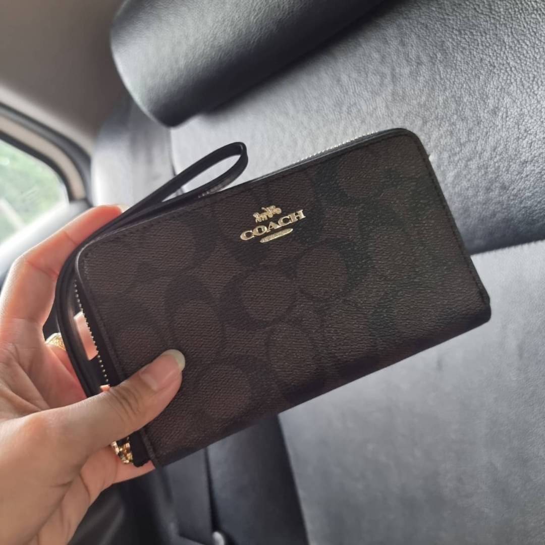 COACH F57468 PHONE WALLET IN SIGNATURE COATED CANVAS กระเป๋าสตางค์ถนอมมือถือ!! 2IN1 สุดๆ ใส่โทรศัพท์ ใส่เงิน ใส่บัตร ครบถ้วน!! จบในใบเดียวจ้า ขนาดกำลังเหมาะมือ วัสดุหนังแคนวาสเคลือบลาย คุณภาพดี สาวๆมีไว้ติดตัวสักใบ ไม่ผิดหวังจ้า