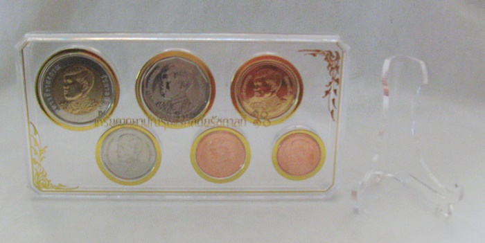 ชุดเหรียญกษาปณ์รุ่นแรกรัชกาลที่10พร้อมขาตั้งโชว์(เหมาะสำหรับมอบเป็นของขวัญ)ค่ะ