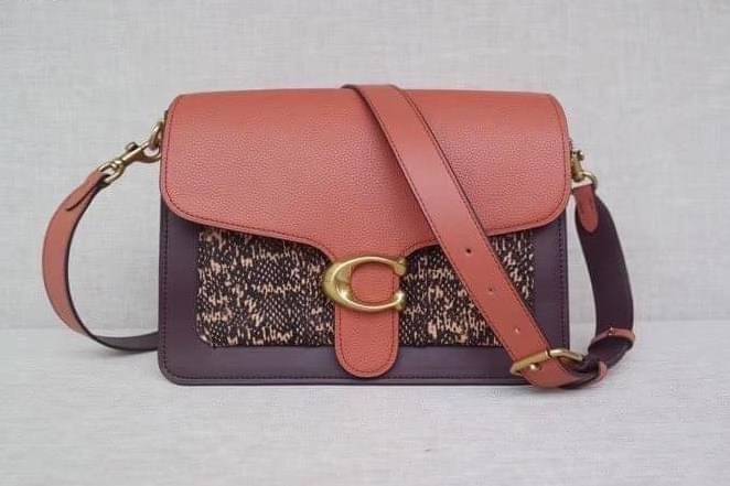 OUTLET 】COACH Tabby Shoulder Bag พร้อมส่งที่ไทย A modern take on an archival 1970s Coach design, our structured Tabby shoulder bag is crafted in polished pebble leather. Finished with our Signature hardware for an iconic touch, the versatile silhouette fe
