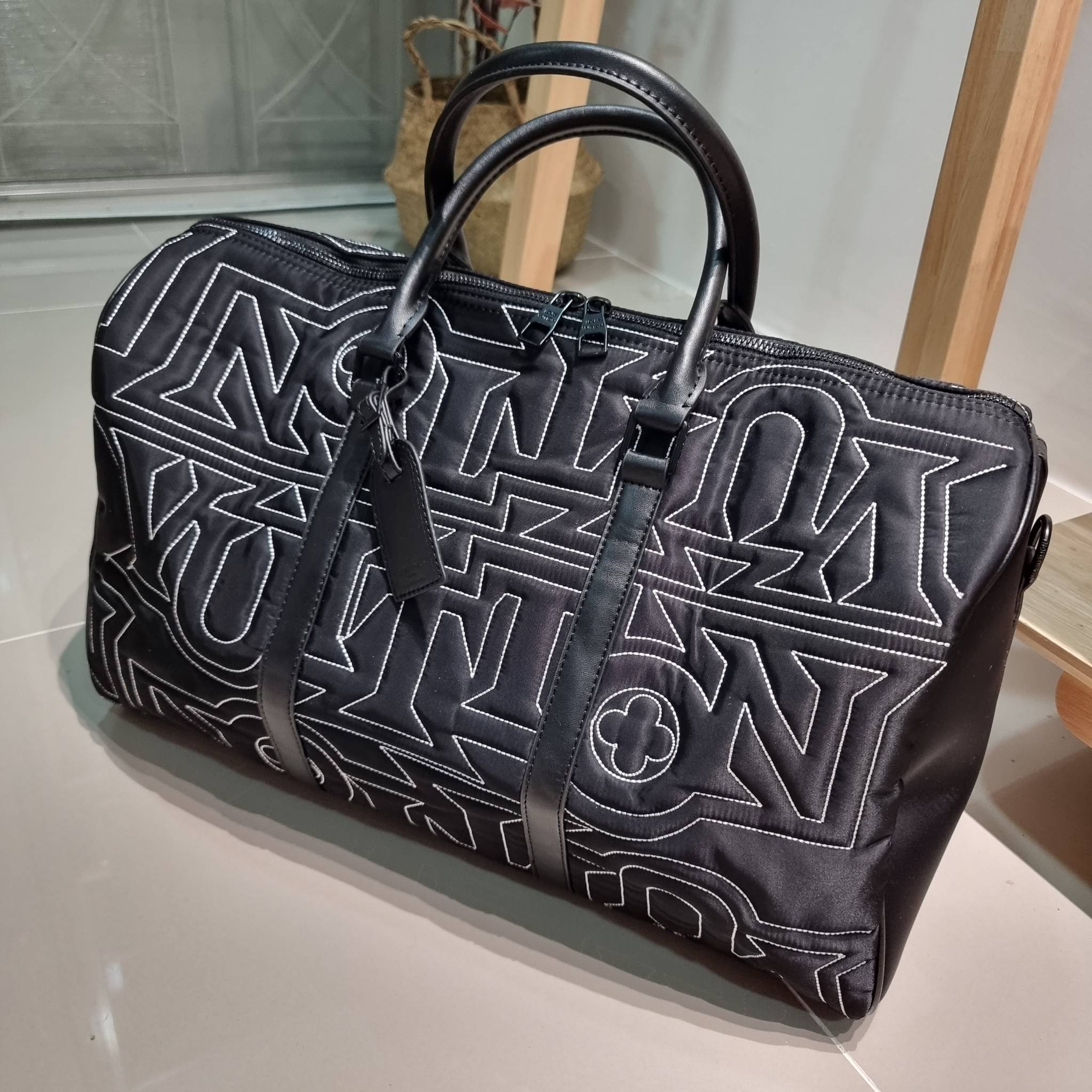 LV KEEPALL 50B SNOW BAG กระเป๋าเดินทางสุดคลาสสิค ประจำฤดูกาล Winter 2022 สไตล์สปอร์ต ทึ่ใครๆก็เฝ้ารอ ไอเท็มที่จะทำให้การเดินทางไม่ธรรมดาอีกต่อไป ด้วยดีเทลความเป็นเอกลักษณ์ เรียบแต่หรู ดีไซน์ลายปักความเป็นเอกลักษณ์ผสาน ลวดลายโมโนแกรมฟลาวเวอร์ ลงบนผ้าไนลอนร