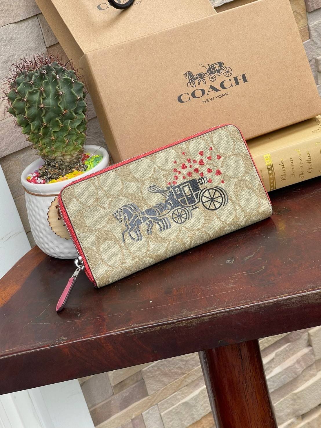 COACH ACCORDION ZIP WALLET IN SIGNATURE CANVAS กระเป๋าสตางค์ใบยาวนี้ที่เหมาะกับการใช้งานทุกรูปแบบ นอกจากเพิ่มความมั่นใจแล้ว ยังทำให้ชีวิตของเราง่ายขึ้นอีกด้วย โดยการเปิดปิดแบบซิปรอบ สามารถใส่ธนบัตร เหรียญ บัตรต่างๆได้หลายใบเลยทีเดียว ขนาดของกระเป๋าสามารถถ