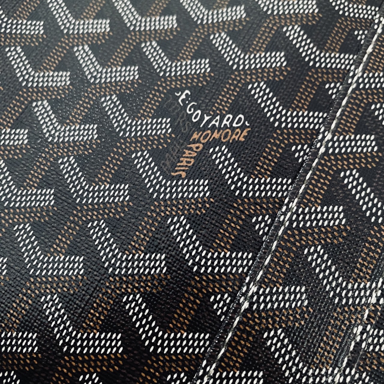 Goyard Boeing Travel 55 Duffle Bag กระเป๋าเดินทางใบใหญ่ ดีไซน์สวยคลาสสิกเป็นเอกลักษณ์ ไอเท็มที่จะทำให้การเดินทางไม่ธรรมดาอีกต่อไป ด้วยดีเทลความเป็นเอกลักษณ์ เรียบแต่หรู ภายในจุของได้เยอะมาก