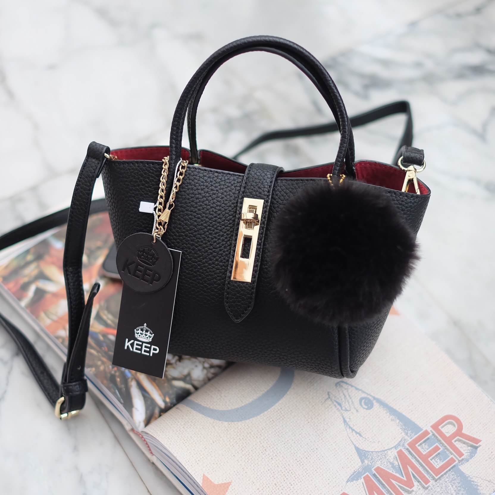 รุ่นมาใหม่ everyday keep handbag 👑สวย หรู เวอร์วัง อีกแล้วค่า 👍 กระเป๋า ถือ//สะพายข้าง หนังสวยๆ มาพร้อมพวงกุญแจ ปอมปอม ฟรุ้งฟริ้ง น่ารักมาก เข้ากับกระเป๋าคะ ตัวกระเป๋าเป็นหนังวัวสังเคราะห์ อย่างดี เนื้อนิ่มหนา อยู่ทรง มีกระเป๋าเล็กๆด้านในแ