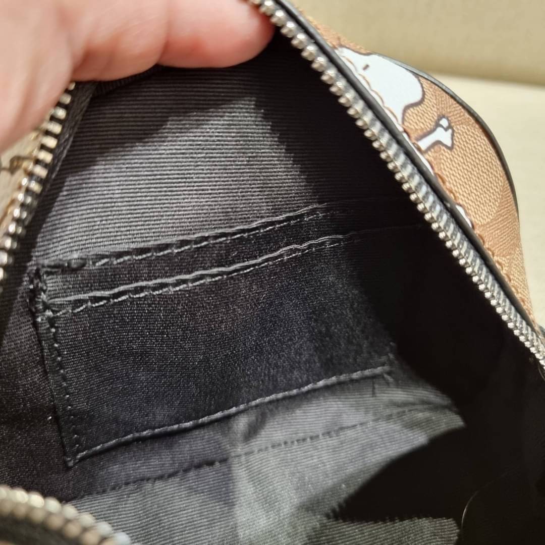 COACH C4590 COACH x PEANUTS MINI SERENA CROSSBODY IN SIGNATURE CANVAS WITH SNOOPY PRINT มาจ้าแม่ มาหนักๆอีกแล้ว กับคอลเลคชั่นที่ขายดี ขายหมด ไม่เคยพอจะขาย!! มินิเซเรนาคอลแลบกับสนูปพีแบบลงตัวที่สุด วัสดุหนังแคนวาสเคลือบลาย เปิด-ปิดด้วยซิป สะดวกใช้ ภายในเป็