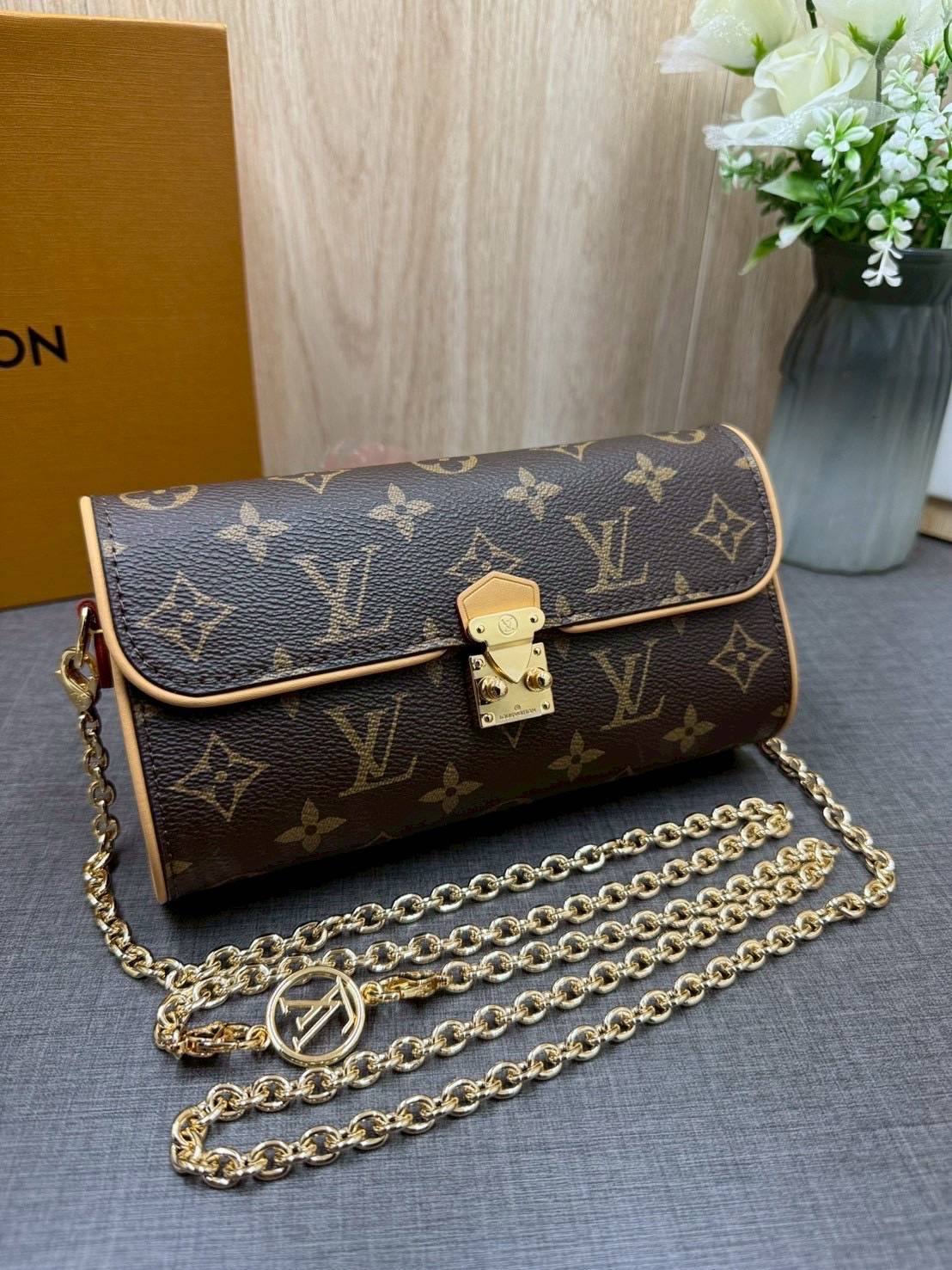 ORI หนังแท้ | LV Pochette Camille bag กระเป๋าสะพายใบเล็กน่ารัก Monogram Canvas ดีไซน์วินเทจ เปิดตัวในแฟชั่นโชว์คอลเลกชันประจำฤดูกาล Spring-Summer 2000