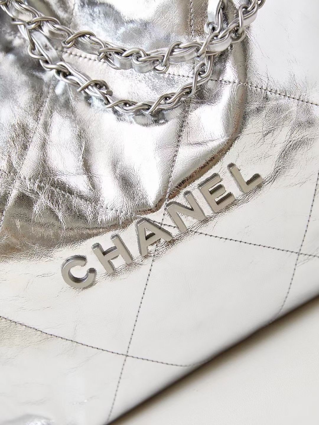 CHANEL 22 Medium HANDBAG In Metallic & Gold-Tone Metal กระเป๋าสะพายสีเมทัลลิค เกรดออริ ท็อป สลับแท้ 1:1 เกรดดีสุด ผ่านทุก ตม หนังแท้สวย ใช้งานต่างประเทศได้
