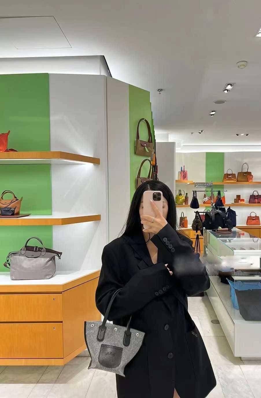 LONGCHAMP ROSEAU ESSENTIAL Shopping bag กระเป๋า Tote วัสดุผ้าขนสัตว์ ซับในผ้าฝ้ายที่จับด้านบนหนังวัว กระเป๋าสะพายใบนี้มีขนาดพอเหมาะ ดีไซน์หรูหรานี้สามารถสะพายไหล่หรือถือในมือก็ได้ นุ่มและน้ำหนักเบา