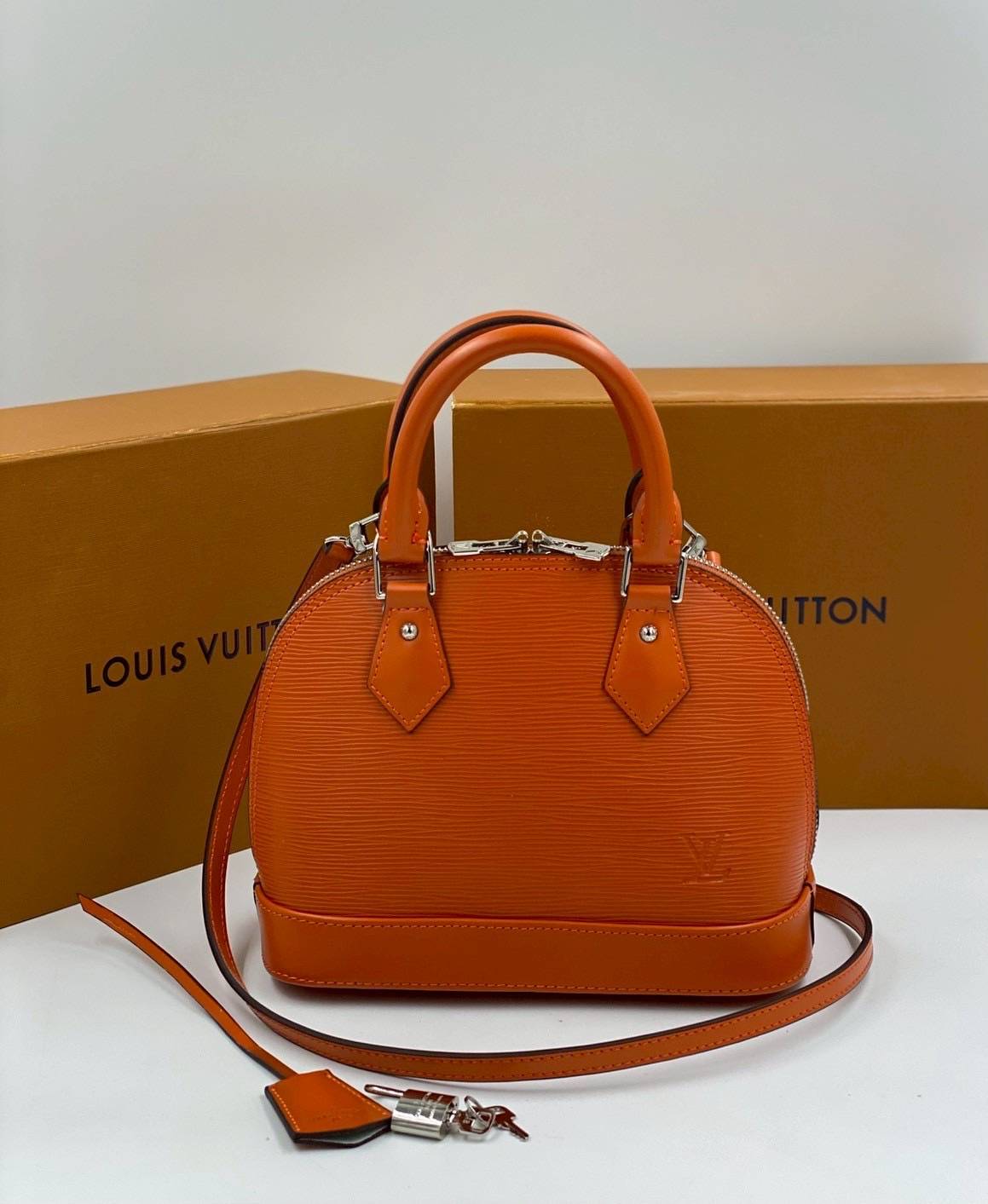 RI หนังแท้ | LV Alma BB bag handbag Epi grained leather กระเป๋าสะพาย/กระเป๋าถือ คลาสสิกเหนือกาลเวลา หนัง Epi มีลวดลายเฉพาะและสีสวยงามทั้งใบ