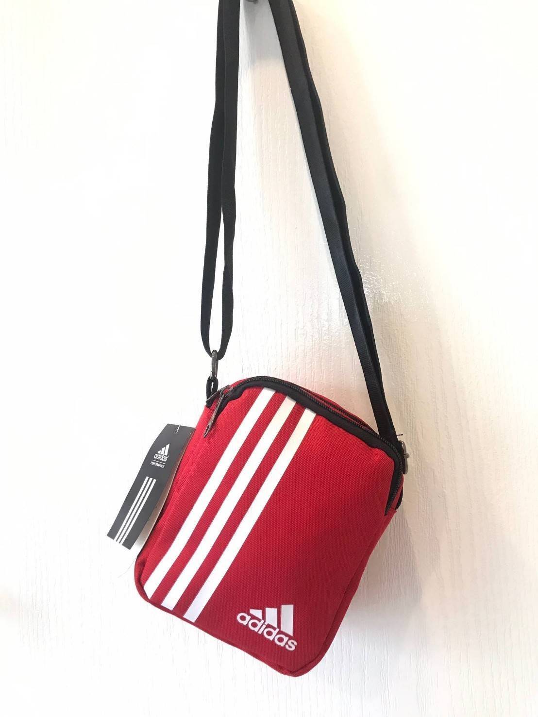 Adidas mini crossbody bag กระเป๋าสะพายข้าง วัสดุ polyester ด้านหน้า สกรีน logobrand เปิดปิดแบบซิปใส่ wallet สั้น, มือถือได้ทุกรุ่น แบ่งช่องเป็นสัดส่วนใช้ได้ทั้ง ญ และ ช ค่ะ