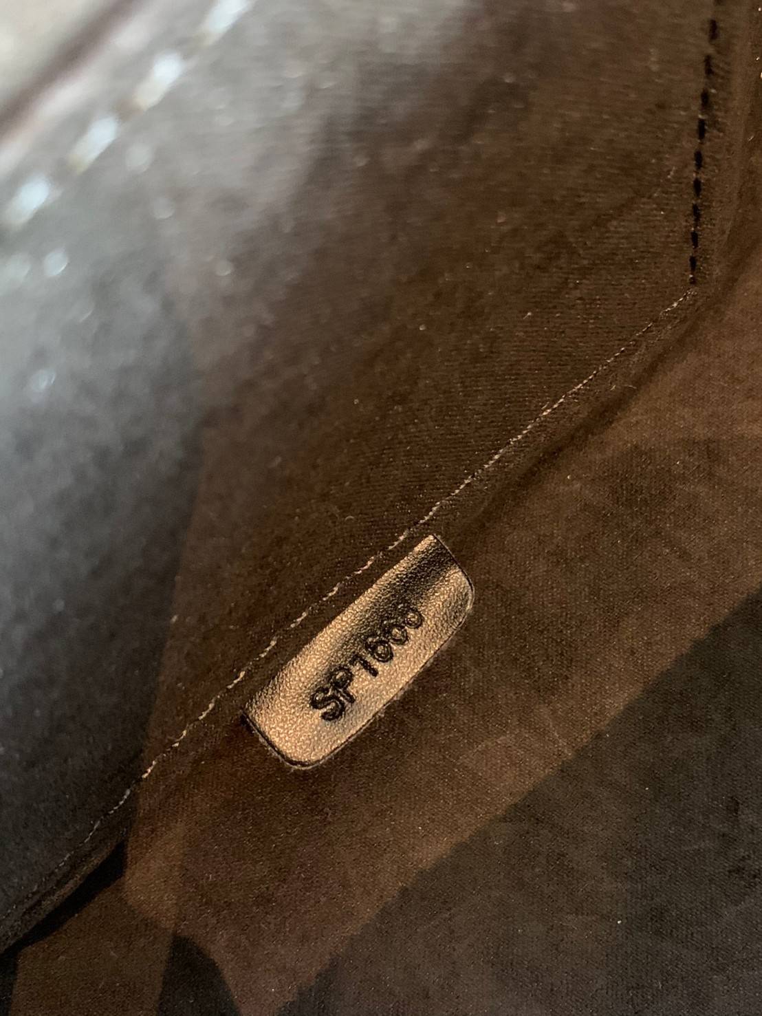 LOUIS VUITTON VANITY PM MONOGRAM 💫พร้อมส่ง จำนวนจำกัด พลาดคือรอนานมากค่ะ! กระเป๋า LV หิ้วก็เริ่ด สะพายข้างก็เก๋ ไม่แพ้กันเลยค่ะ หนังแท้ หนังนิ่มมาก จับแล้วไม่สากมือแข็งทื่อนะคะ! เปิดปิดกระเป๋าแบบซิปคู่รอบห้อยอะไหล่กุญแจแบรนด์พร้อมความหรูเข้ามาเพิ่