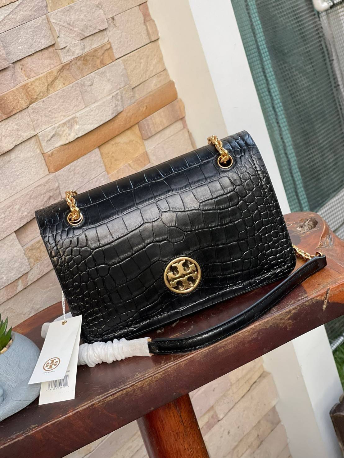 Tory Burch Black Carson Croc Embossed / TORY BURCH Carson Convertible Croc Leather รุ่นท็อปที่สาว ๆ หลายคนถูกใจ ด้วยทรงกระเป๋าคลาสสิกสุดเก๋ ใช้งานแบบไหนก็ดูดี ในลุคช์สาวหวานแบบสะพายสายคู่ หรือ ต้องการความคล่องตัวด้วยการสะพายแบบครอสบอดี้ มีดีไซน์ที่ Practi